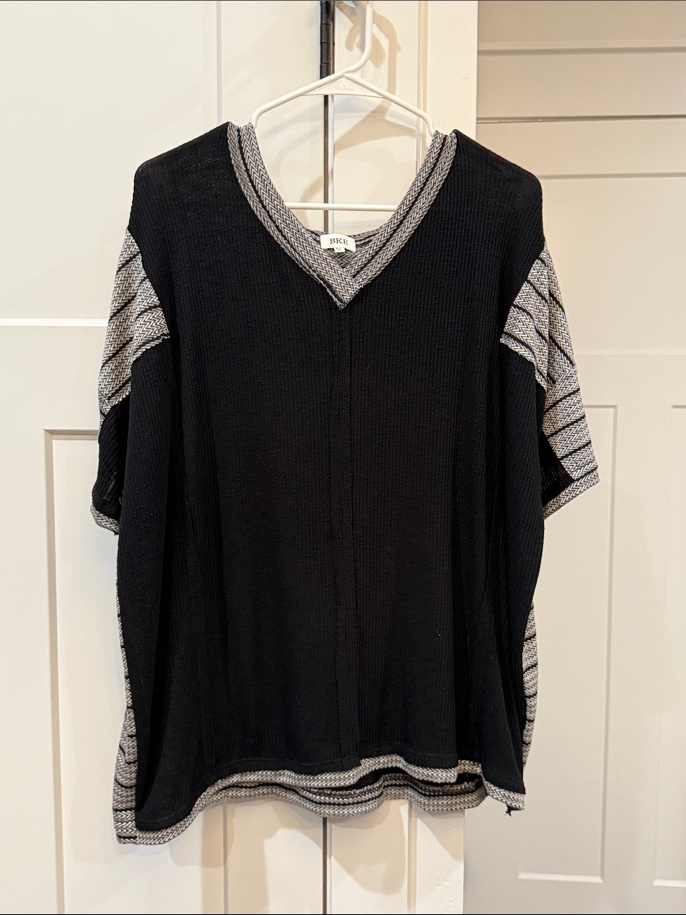Buckle Black Short Sleeve Knit Top with Gray Contrast Trim